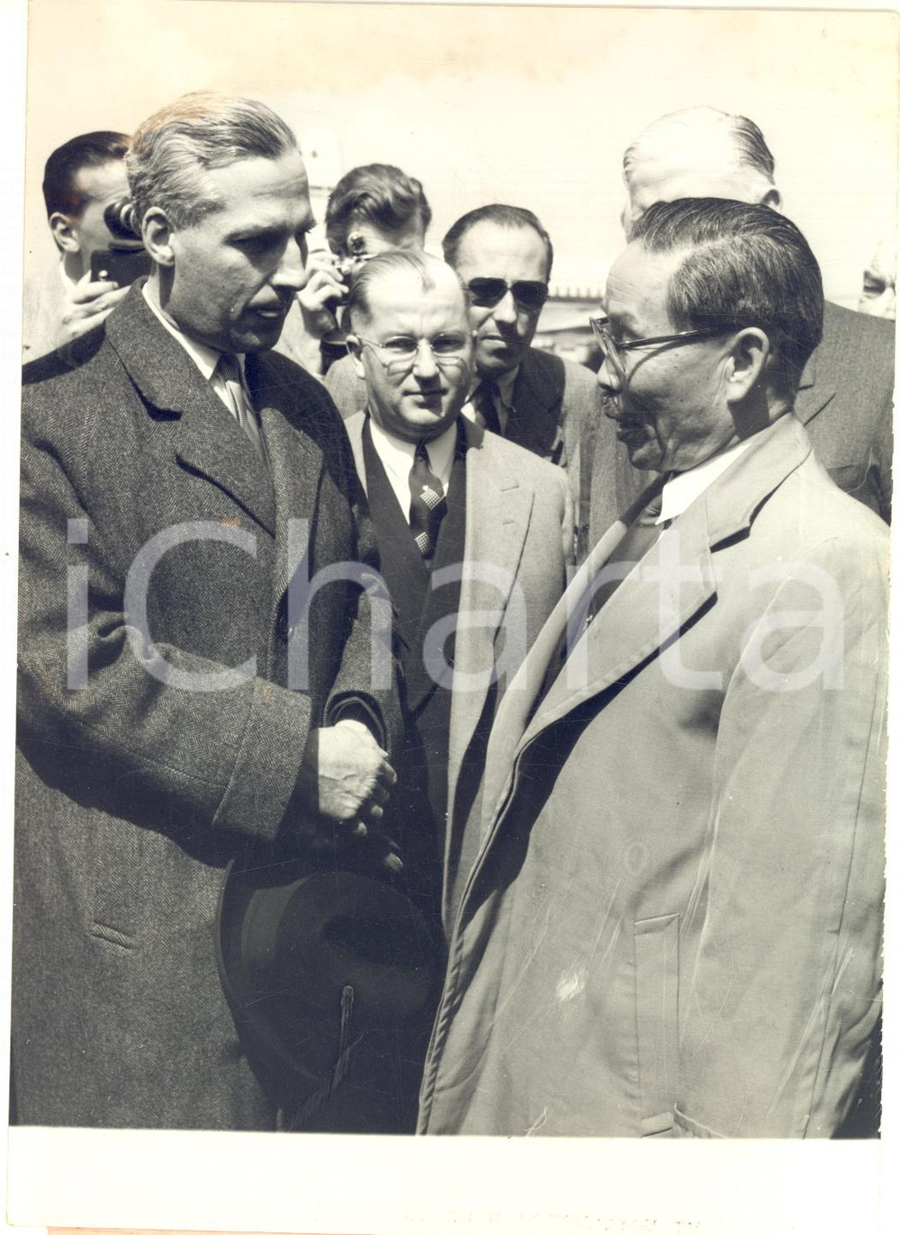1954 GENEVA Peace Conference - Arrival PYANG YOUNG TAI South Korean delegation Fotografia d'epoca con didascalia coeva. CONDIZIONI: G (ma lievi piegature al margine superiore)FORMATO: 13x18 cm     originale e autentica 1
