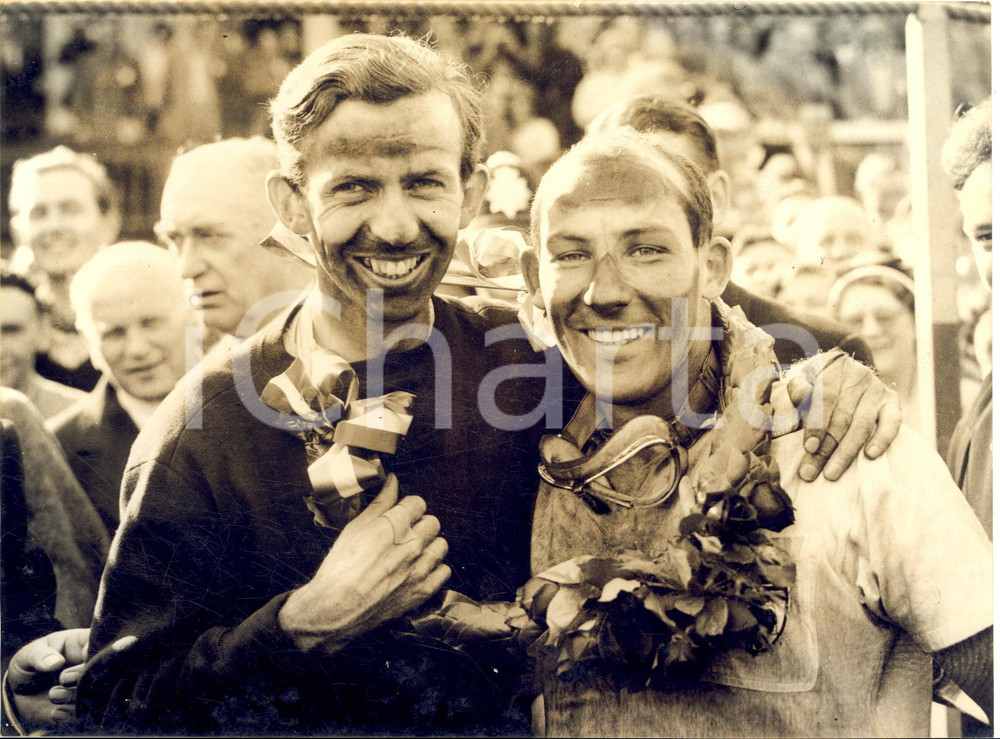 1957 AINTREE Grand Prix d'Europe - Winner Stirling MOSS with Tony BROOKS *Photo