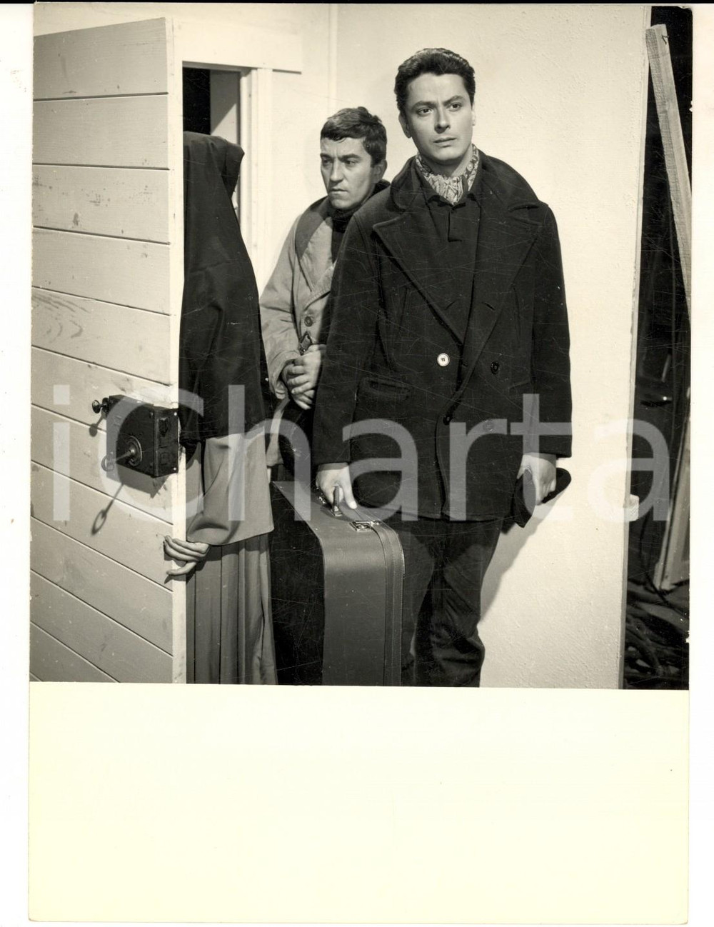 Fotografia d epoca originale 1960 ca CINEMA FRANCE Monaca aiuta due personaggi in fuga Foto 14x18 cm 1