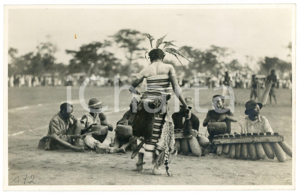 1930 ca CONGO BELGE - KATANGA - Danseur et musiciens - Photo Léopold GABRIEL 172 Fotografia originale d'epoca, in formato cartolina postale.FOTOGRAFO: L&eacute;opold Gabriel - Panda - Katanga  GOOD/buono  Formato: 14x9 cm originale e autentica 1