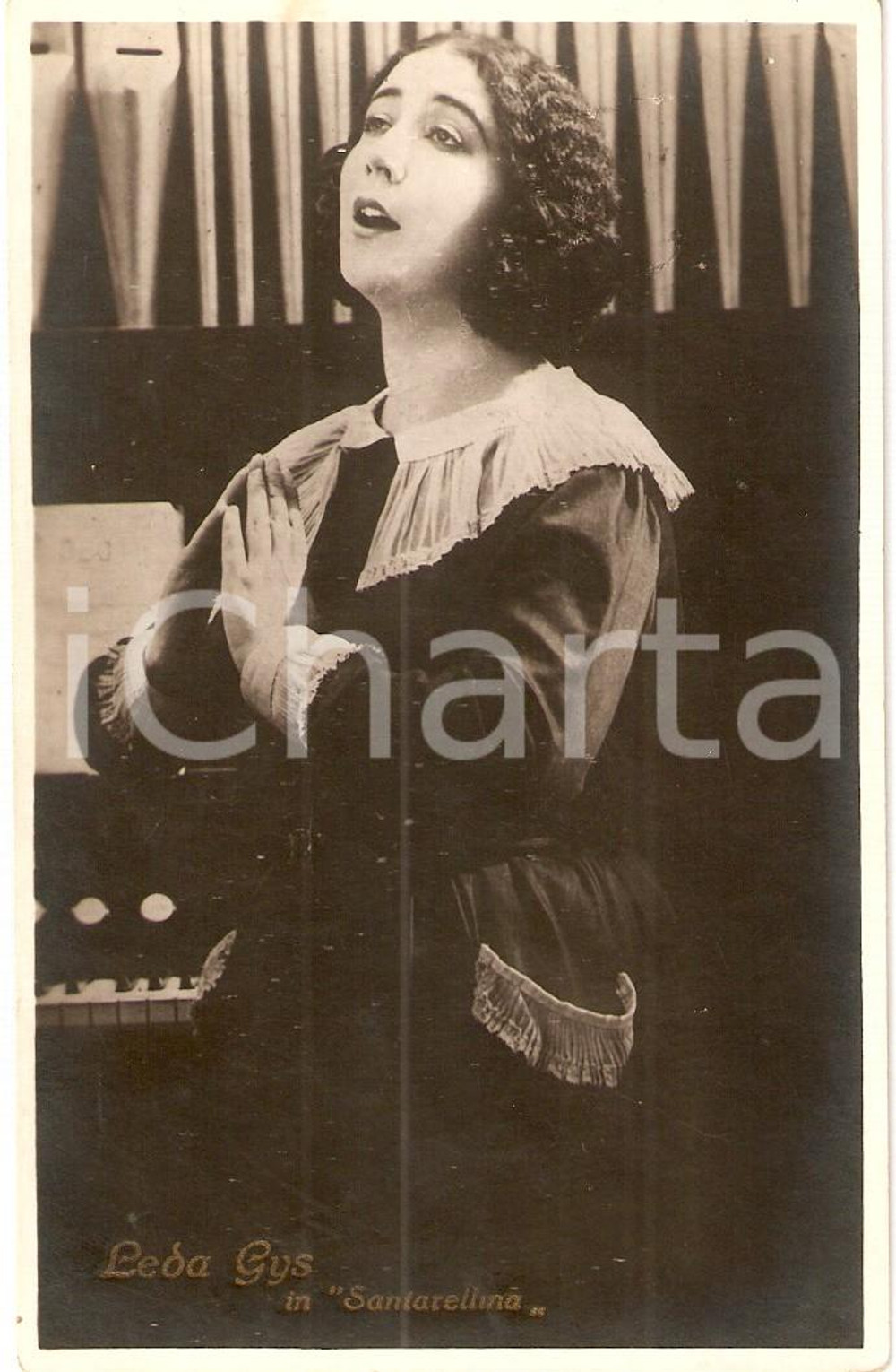 Fotografia d'epoca originale 1923 SANTARELLINA Leda GYS canta accompagnata da organo *Cartolina 1