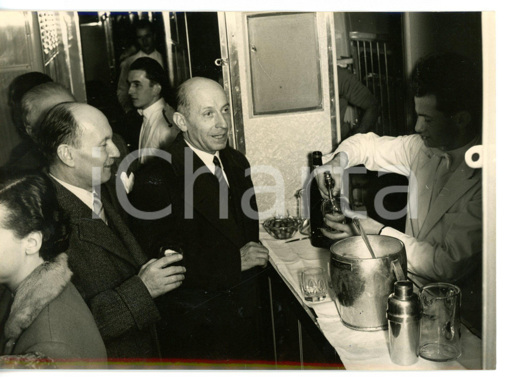 1953 TORINO-ASTI FIAT FERROVIARIA AutoritÃ  in visita nel bar di 1^ classe *Foto Fotografia d'epoca con didascalia coeva al verso. CONDIZIONI: GFORMATO: 18x13 cm      originale e autentica 1