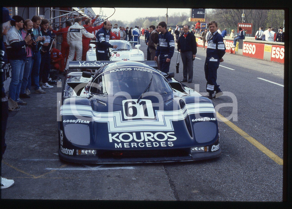 35mm vintage slide* 1986 360 KM MONZA SAUBER C8 Kouros Racing Team ai box (5)   Diapositiva d'epoca, in formato 35 mm. CONDIZIONI: GOODTutti i diritti riservati.E' severamente vietata la riproduzione. ICharta mette in vendita, sul negozio eBay e in esclusiva sul sito "icharta" il proprio archivio composto da numerose diapositive e negativi fotografici d'epoca, tutti originali e autentici, che attraversano la storia del costume italiano tra gli la fine degli anni Sessanta e Novanta.Si tratta di uno sguardo inedito sull'attualit&agrave;, la politica, la vita quotidiana, il gossip e la cultura, che fotografa il cambiamento della nazione in quest'ultimo scorcio del XX secolo. Un'occasione unica per il mercato del collezionismo, che vede finalmente disponibile un archivio eccezionale per vastit&agrave;, tematiche e condizioni, in un settore (il negativo fotografico e la diapositiva) di assoluta novit&agrave; e dalle interessanti prospettive di investimento.     originale e autentica 1
