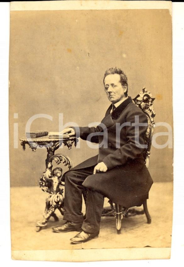 Fotografia d epoca originale 1870 ca MILANO Ritratto di gentiluomo con cappotto scuro Foto Francesco BALBI 1