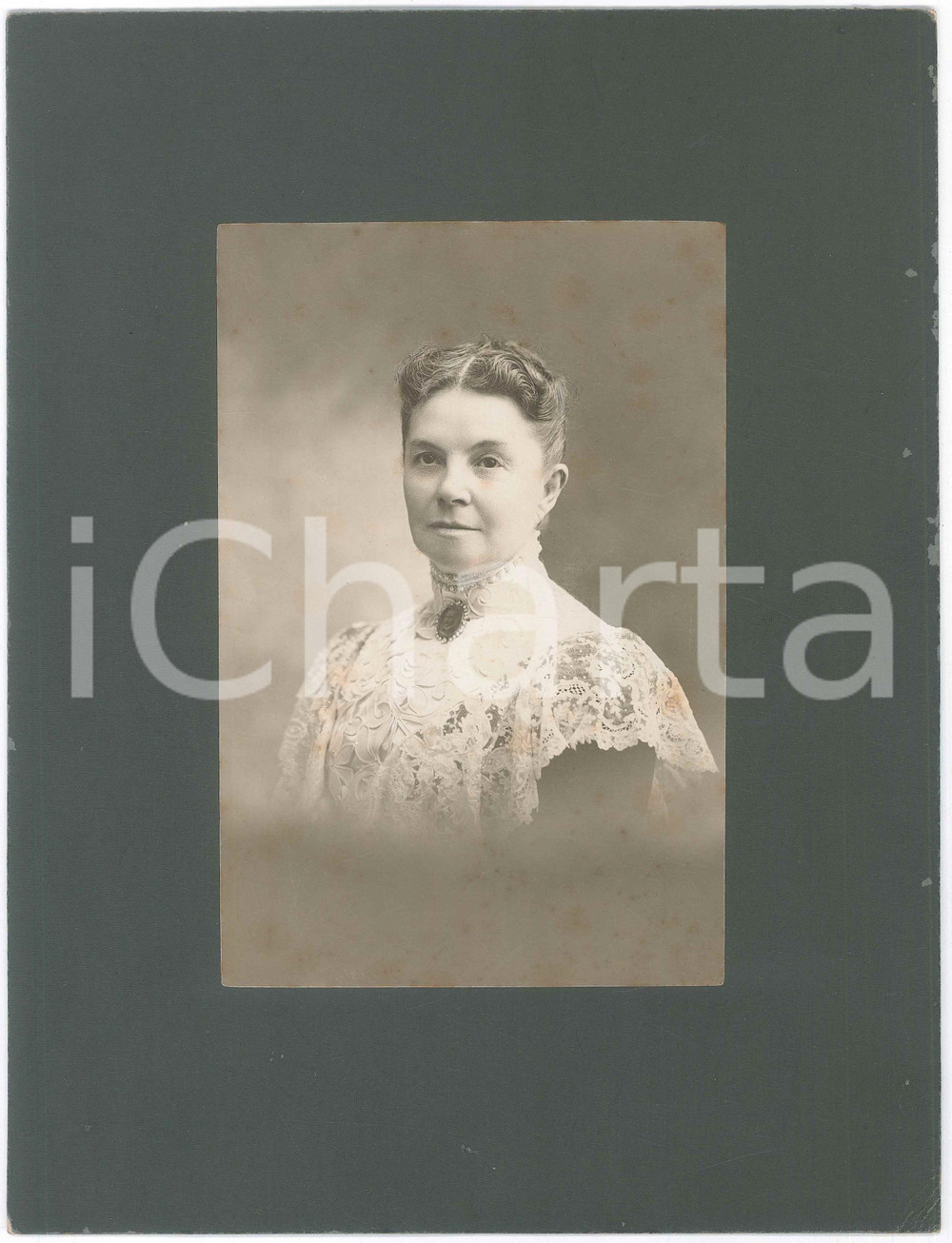 Fotografia d epoca originale 1915 ca NEW YORK Donna con ritratto del marito in cammeo Foto BUTLER 23x30 1