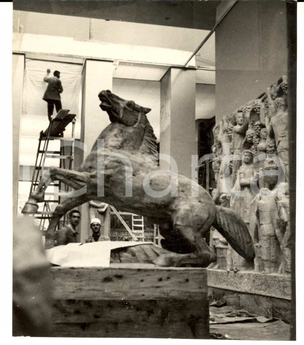 Fotografia d epoca originale 1936 MILANO Allestimento della TRIENNALE  Veduta di una sala interna Foto 1