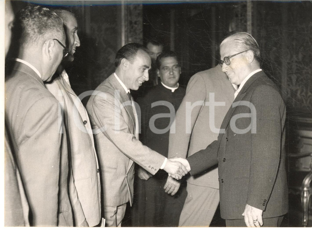 1955 ROMA Presidente Giovanni GRONCHI incontra i sindaci della Garfagnana - Foto  Fotografia d'epoca con didascalia coeva al verso.   CONDIZIONI: G (ma sovraimpressione circolare)FORMATO: 18x13 cm     originale e autentica 1