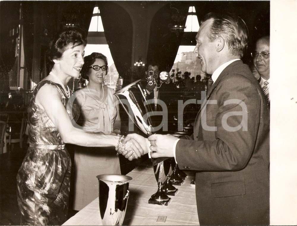 Fotografia d epoca originale 1965 ca MOBIL ECONOMY RUN Maria Teresa MENEGHELLI riceve coppa Foto JOLLY CLUB 1