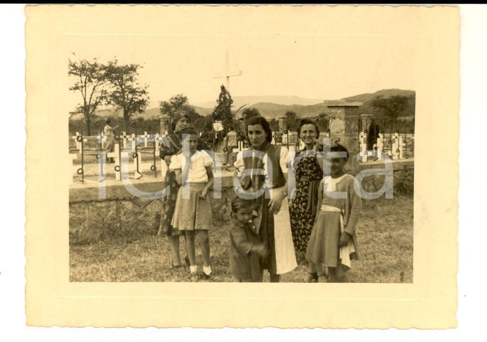 Fotografia d epoca originale 1937 AOI ETIOPIA Cimitero ditta GONDRAND  Donne in visita Foto 11x8 cm 1 1