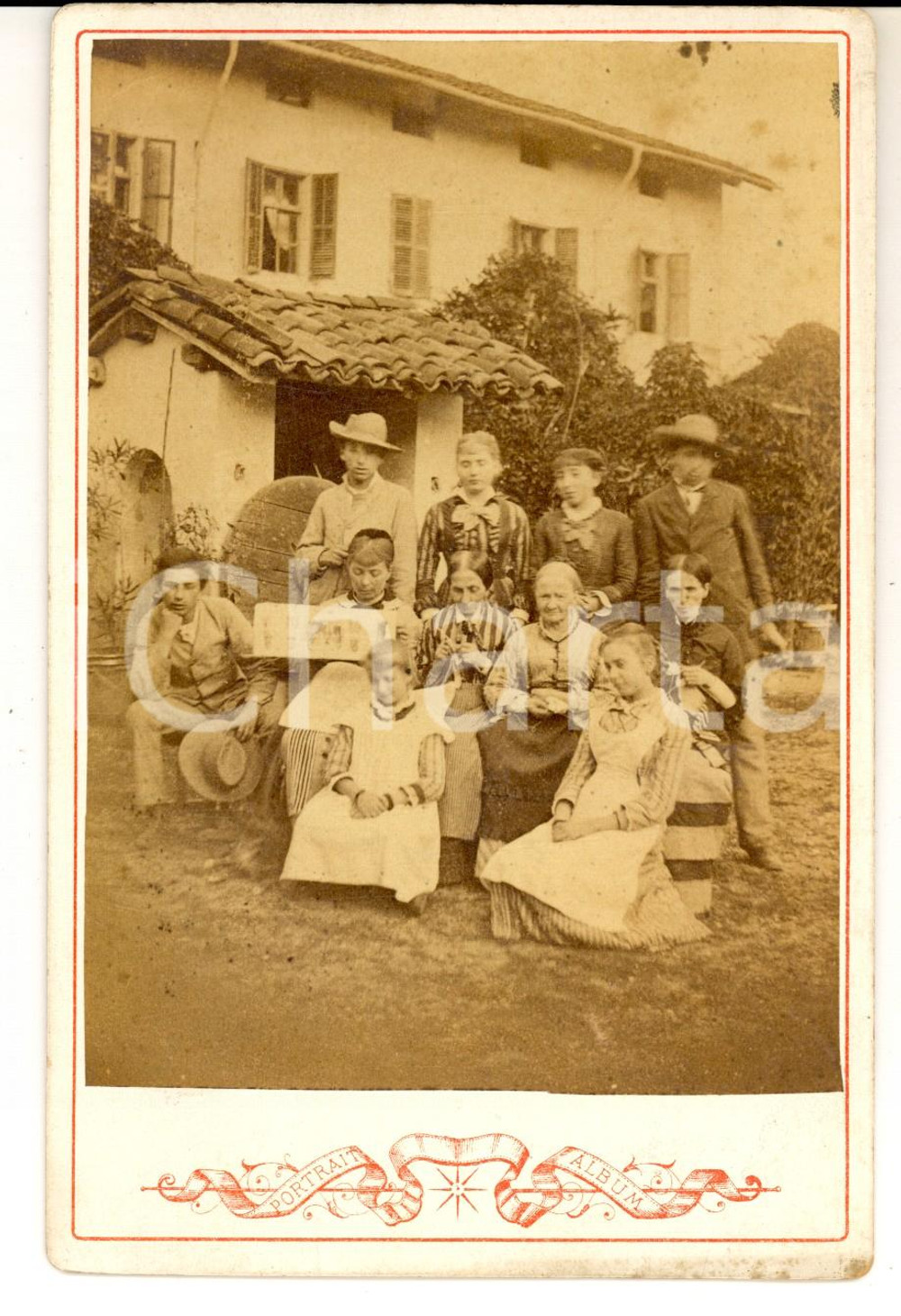 Fotografia d epoca originale 1880 ca AREA FRANCESE Famiglia in cortile con donne che lavorano a maglia Foto 1