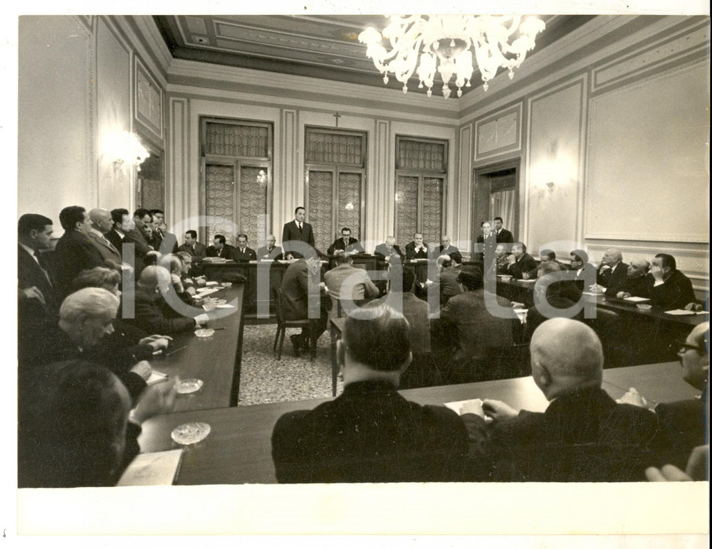 Fotografia d epoca originale 1964 BELLUNO On. Giacomo SEDATI durante la riunione per il VAJONT Foto 1