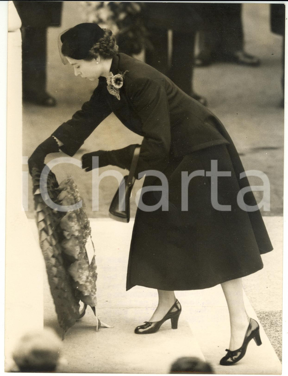 Fotografia d epoca originale 1953 LONDON ELIZABETH II laying a garland in the Cenotaph War Memorial Photo 1