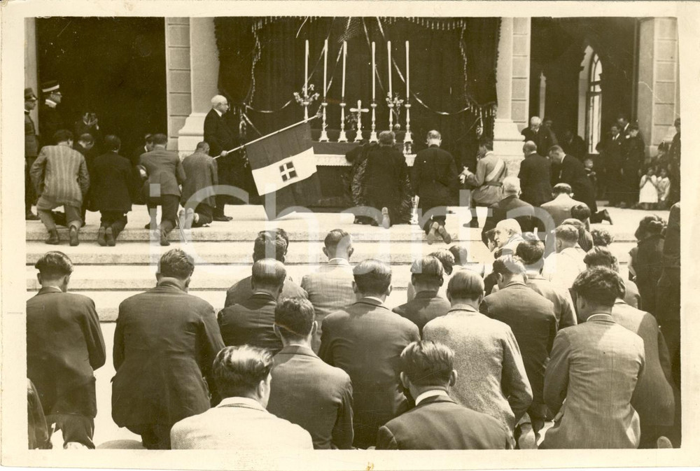 Fotografia d'epoca originale 1930 ca MILANO CITTA' STUDI Ingegneri ex combattenti ad altare Caduti WWI *Foto 1
