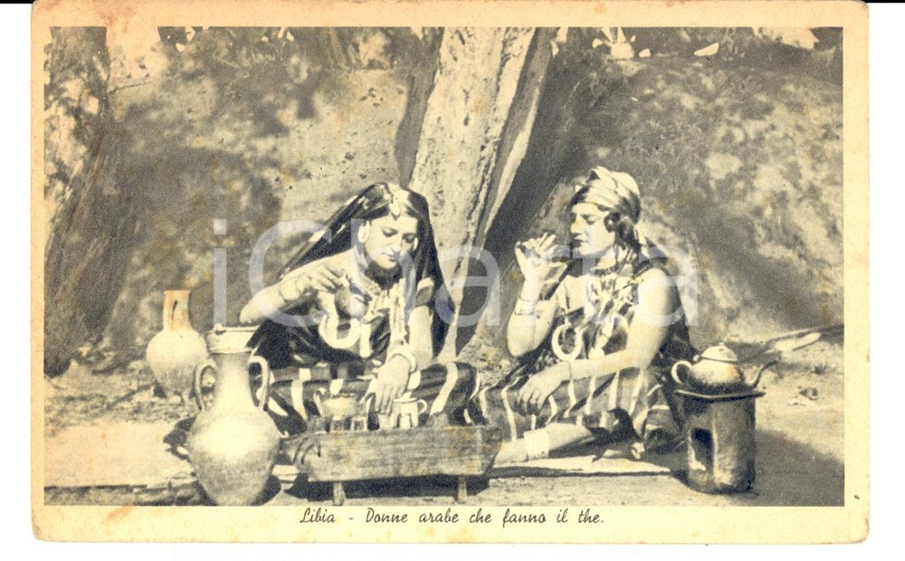 Cartolina originale da collezione 1940 PORTO BARDIA (LIBIA) Donne preparano il the COSTUMI LIBICI *FP VG 1
