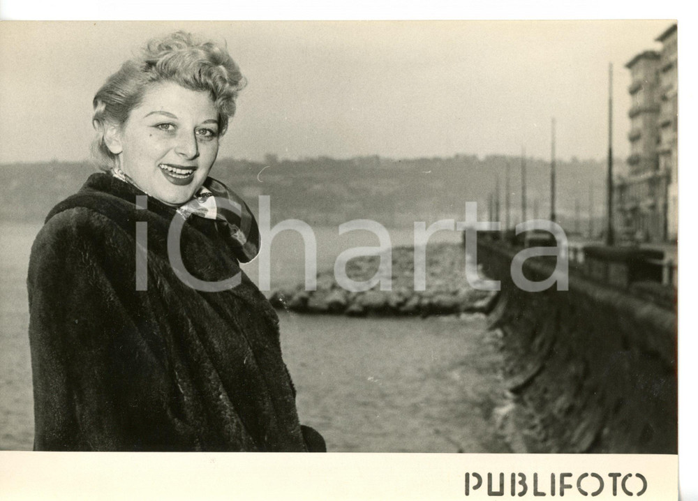 1954 NAPOLI Borgo Santa Lucia - L'attrice Anna VITA sul lungomare *Foto 18x13 cm Fotografia d'epoca, con didascalia coeva al verso.CONDIZIONI: G (ma lievi sovraimpressioni; didascalia al verso danneggiata)FORMATO: 18x13 cm    originale e autentica 1