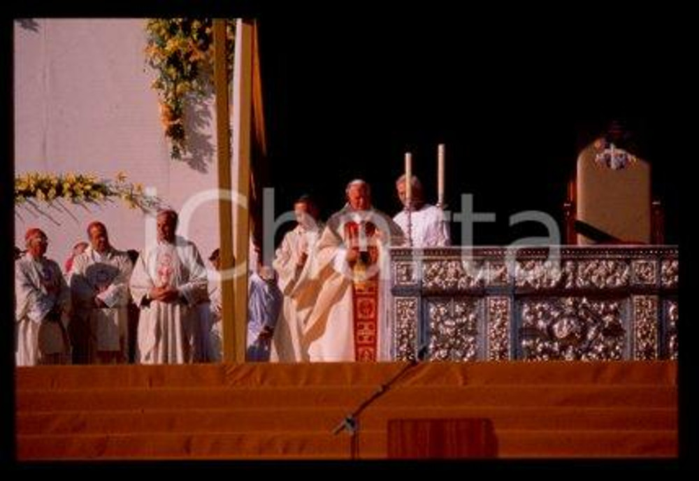 35mm vintage slide* 1993, Seville, HOMILY, Giovanni Paolo II  Diapositiva d'epoca, in formato 35 mm.CONDIZIONI: GOODE' severamente vietata la riproduzione. Tutti i diritti sono riservati.Nella diapositiva ICharta mette in vendita, sul negozio eBay e in esclusiva sul sito "icharta" il proprio archivio composto da numerose diapositive e negativi fotografici d'epoca, tutti originali e autentici, che attraversano la storia del costume italiano tra gli la fine degli anni Sessanta e Novanta.Si tratta di uno sguardo inedito sull'attualit&agrave;, la politica, la vita quotidiana, il gossip e la cultura, che fotografa il cambiamento della nazione in quest'ultimo scorcio del XX secolo. Un'occasione unica per il mercato del collezionismo, che vede finalmente disponibile un archivio eccezionale per vastit&agrave;, tematiche e condizioni, in un settore (il negativo fotografico e la diapositiva) di assoluta novit&agrave; e dalle interessanti prospettive di investimento.  FAIR/discreto   originale e autentica 1