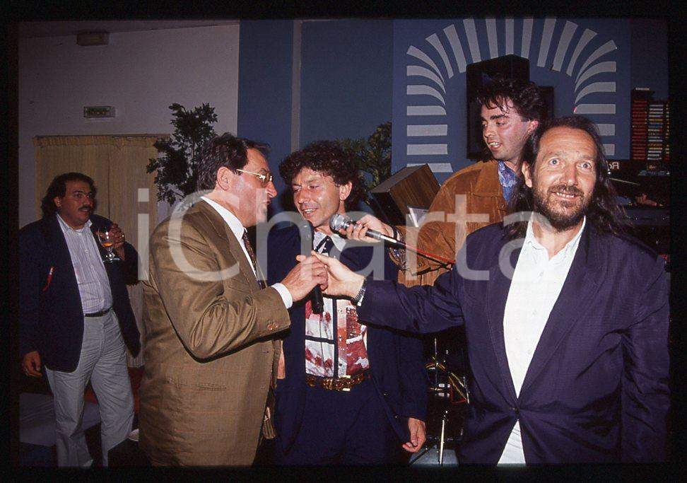 35mm vintage slide* 1997 Andrea MINGARDI 4    Diapositiva d'epoca, in formato 35 mm.  CONDIZIONI: GOOD E' severamente vietata la riproduzione. Tutti i diritti sono riservati.Nella diapositiva ICharta mette in vendita, sul negozio eBay e in esclusiva sul sito "icharta" il proprio archivio composto da numerose diapositive e negativi fotografici d'epoca, tutti originali e autentici, che attraversano la storia del costume italiano tra gli la fine degli anni Sessanta e Novanta.Si tratta di uno sguardo inedito sull'attualit&agrave;, la politica, la vita quotidiana, il gossip e la cultura, che fotografa il cambiamento della nazione in quest'ultimo scorcio del XX secolo. Un'occasione unica per il mercato del collezionismo, che vede finalmente disponibile un archivio eccezionale per vastit&agrave;, tematiche e condizioni, in un settore (il negativo fotografico e la diapositiva) di assoluta novit&agrave; e dalle interessanti prospettive di investimento.  CONDIZIONI:GOOD/buono originale e autentica 1