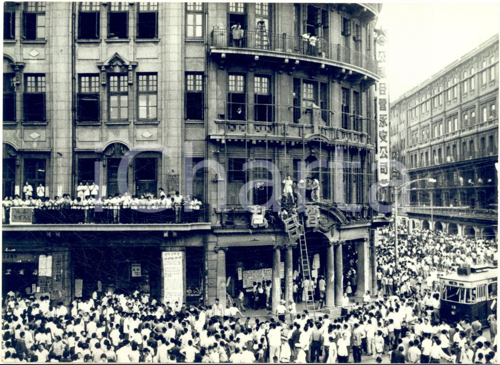 1966 PECHINO (CHINA) Guardie rosse impongono insegne di propaganda - Foto 18x13