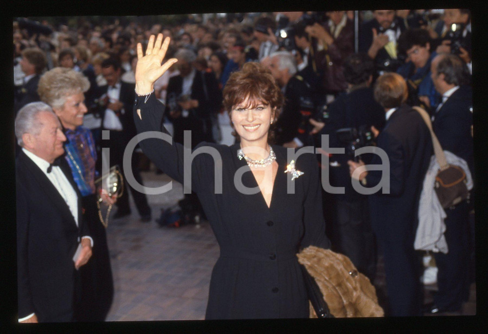 35mm vintage slide* 1990 ca FESTIVAL DI CANNES Lea MASSARI - Photocall (2)  Diapositiva d'epoca, in formato 35 mm. CONDIZIONI: GOOD Tutti i diritti riservati.E' severamente vietata la riproduzione. ICharta mette in vendita, sul negozio eBay e in esclusiva sul sito "icharta" il proprio archivio composto da numerose diapositive e negativi fotografici d'epoca, tutti originali e autentici, che attraversano la storia del costume italiano tra gli la fine degli anni Sessanta e Novanta.Si tratta di uno sguardo inedito sull'attualit&agrave;, la politica, la vita quotidiana, il gossip e la cultura, che fotografa il cambiamento della nazione in quest'ultimo scorcio del XX secolo. Un'occasione unica per il mercato del collezionismo, che vede finalmente disponibile un archivio eccezionale per vastit&agrave;, tematiche e condizioni, in un settore (il negativo fotografico e la diapositiva) di assoluta novit&agrave; e dalle interessanti prospettive di investimento.  originale e autentica 1