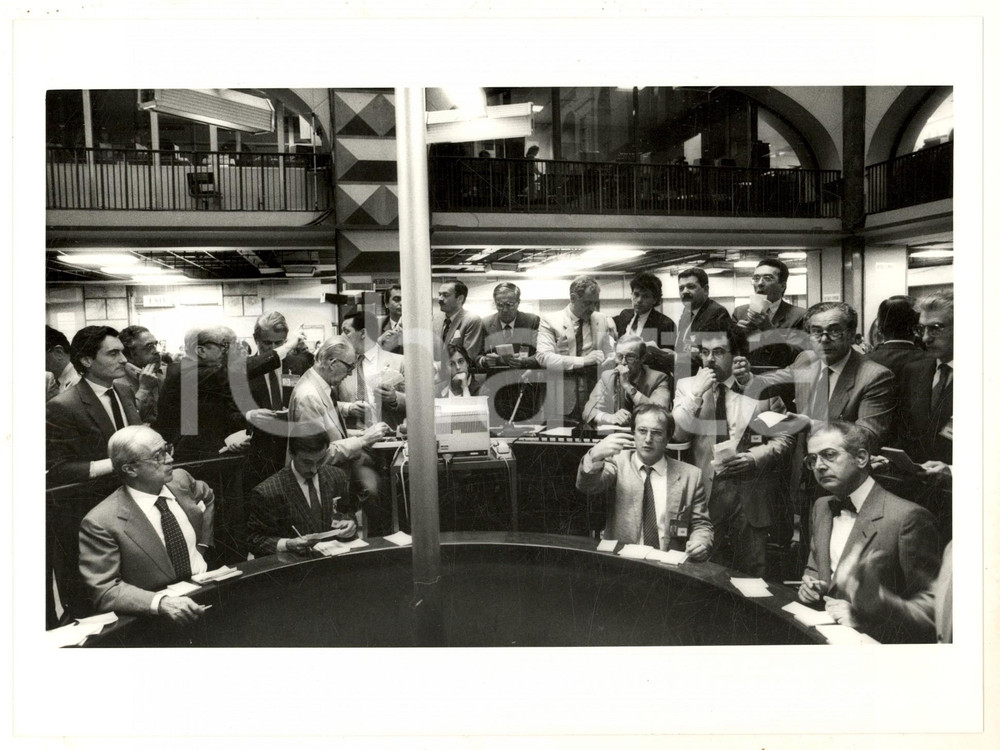 Fotografia d epoca originale 1987 MILANO Borsa Italiana  Broker seguono andamento dei titoli Foto 24x18 cm 1