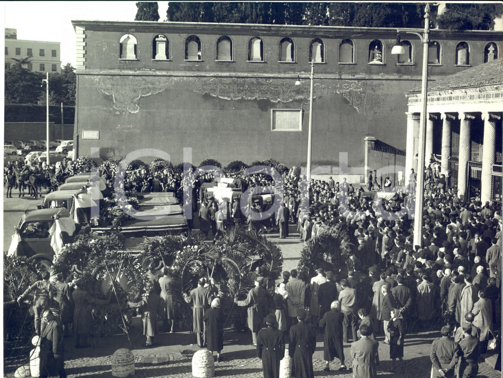1960 ROMA Basilica SAN LORENZO - Funerali vittime incidente ALITALIA a Shannon Fotografia d'epoca. CONDIZIONI: FAIR (piegature al margine superiore e lievi macchie al verso)FORMATO: 24x18 cm    originale e autentica 1