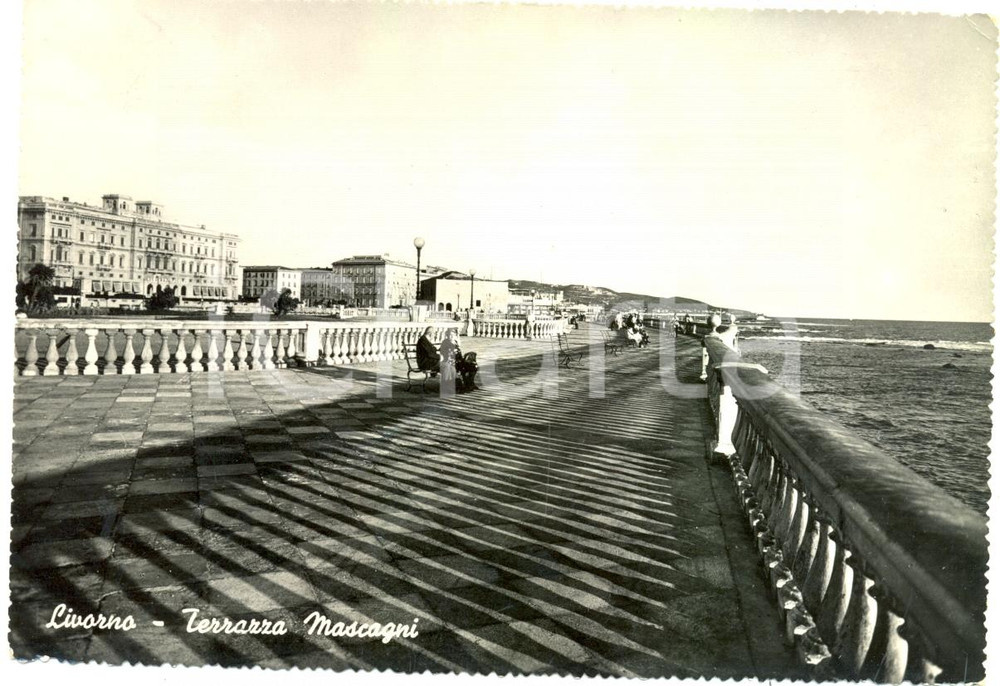 Cartolina originale da collezione 1954 LIVORNO Scorcio della Terrazza MASCAGNI Cartolina ANIMATA FG VG 1