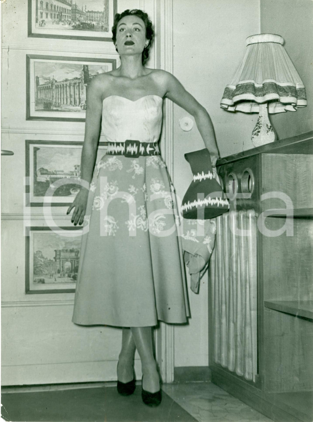 Fotografia d epoca originale 1955 ca MILANO Moda mare LUCISPORT Indossatrice con abito modello PETER PAN Foto 1
