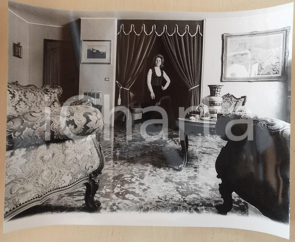 1970 ca COSTUME Soprano Mirella FRENI nel salotto di casa - Foto 40x30 cm