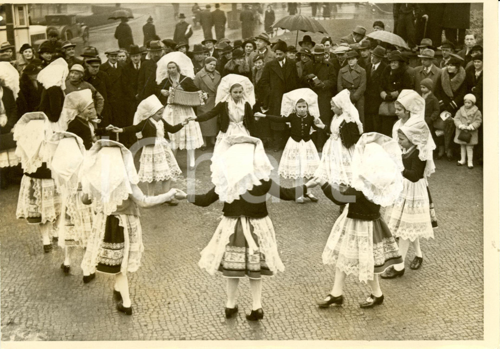 Fotografia d epoca originale 1937 BERLINO D Danze e costumi tradizionali in piazza Fotografia 1