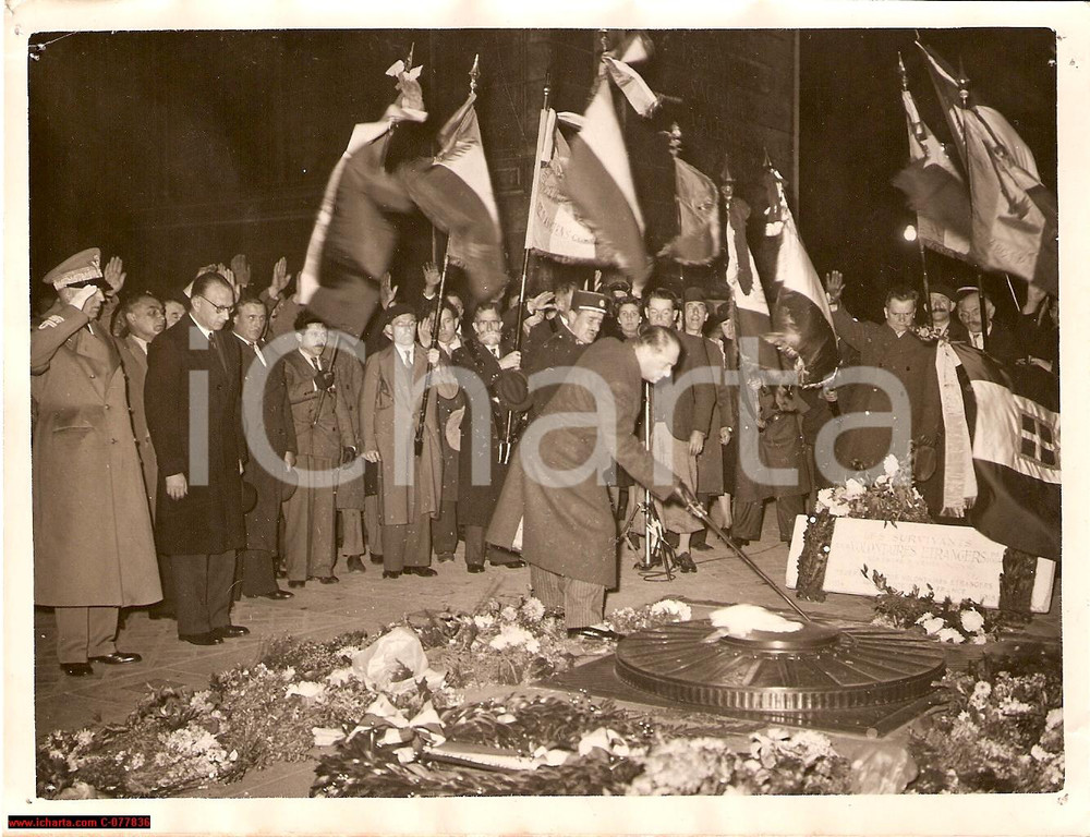 Fotografia d epoca originale 1938 PARIS Ex combattenti italiani rianimano Flamme SacrÃ©e all Arc de Triomphe 1