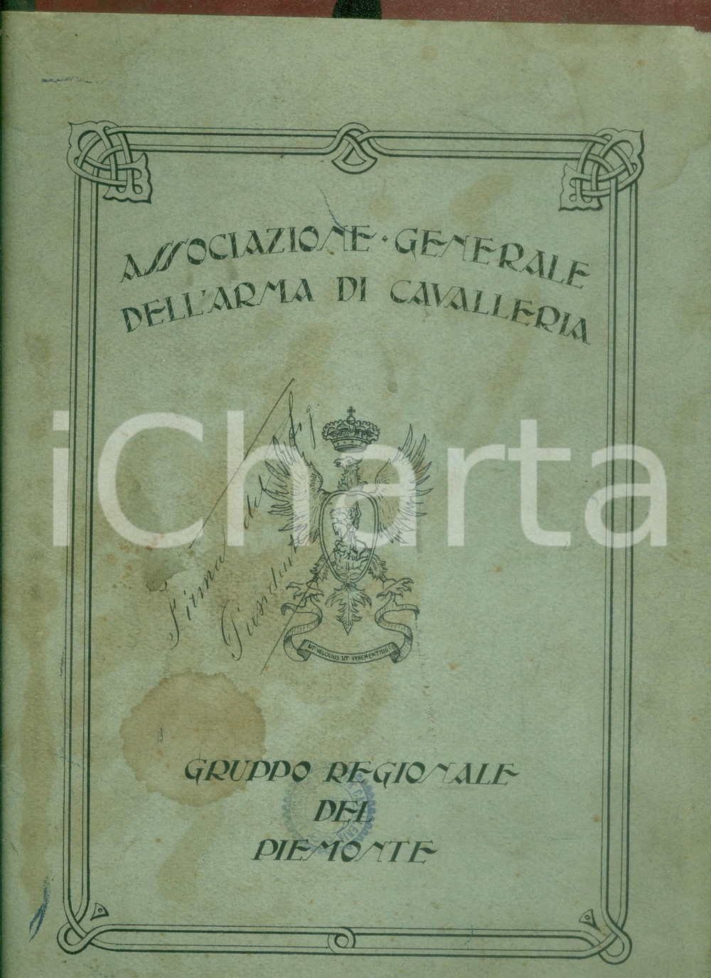 1930 ca CARMAGNOLA (TO) Associazione Arma di Cavalleria Cartelletta per firme DATA: 1930 circaLUOGO: CARMAGNOLA (TO)  TITOLO: ASSOCIAZIONE GENERALE DELL'ARMA DI CAVALERIA  DESCRIZIONE: Cartelletta portadocumenti d'epoca in cartone rigido, con stemma e intestazione dell'Associazione al piatto anteriore.  DIMENSIONI: cm 25 x 34CONDIZIONI: mediocri (macchie diffuse al piatto anteriore).  Documento d'epoca, originale, autentico.     originale e autentica 1