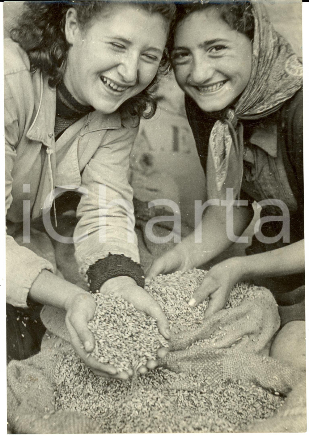 Fotografia d epoca originale 1940 MILANO Due giovani donne in festa con sacco di riso Foto COSTUME 13x18 cm 1