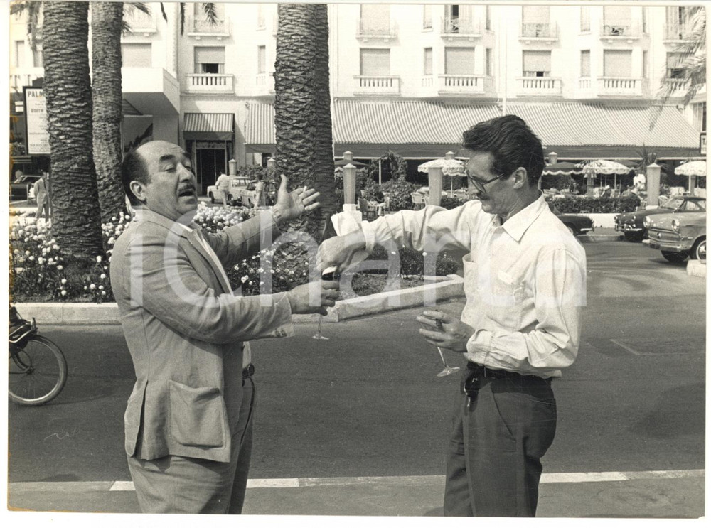 1964 FESTIVAL CANNES Brindisi Saro URZI' Pietro GERMI - "Sedotta e abbandonata"  Fotografia d'epoca con didascalia coeva al verso.   CONDIZIONI: G FORMATO: 18x13 cm     originale e autentica 1