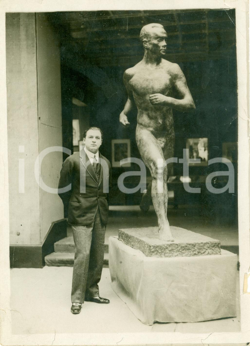 Fotografia d epoca originale 1925 ca PARIS Scultore Wäinö AALTONEN con statua corridore Paavo NURMI Foto 1