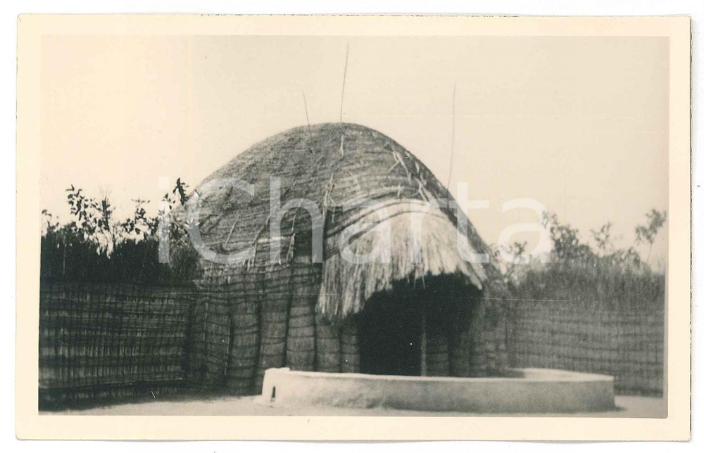 1930 C. ZAGOURSKI «L'Afrique qui disparaît» RUANDA La case d'un chef *Postcard  Fotocartolina postale d'epoca, appartenente alla serie &laquo;L'Afrique qui dispara&icirc;t&raquo; del fotografo Casimir Zagourski (L&eacute;opoldville).N&deg; 106, non viaggiata.Al verso timbro: "Henri Nicaise Photographe - Namur"CONDIZIONI: GFORMATO: 14x9 cm    originale e autentica 1