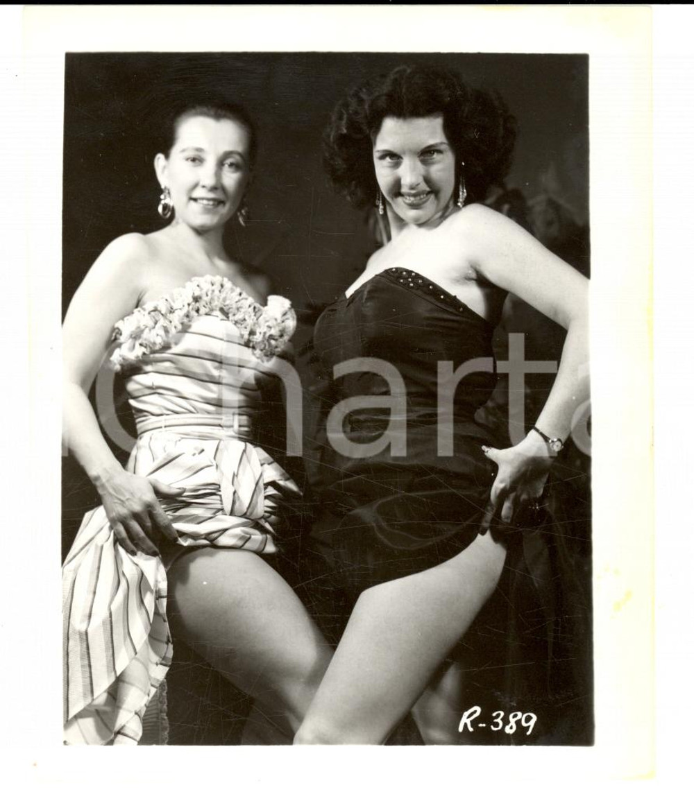 Fotografia d epoca originale 1965 ca USA  EROTICA VINTAGE Two mature women raising skirts PHOTO 1