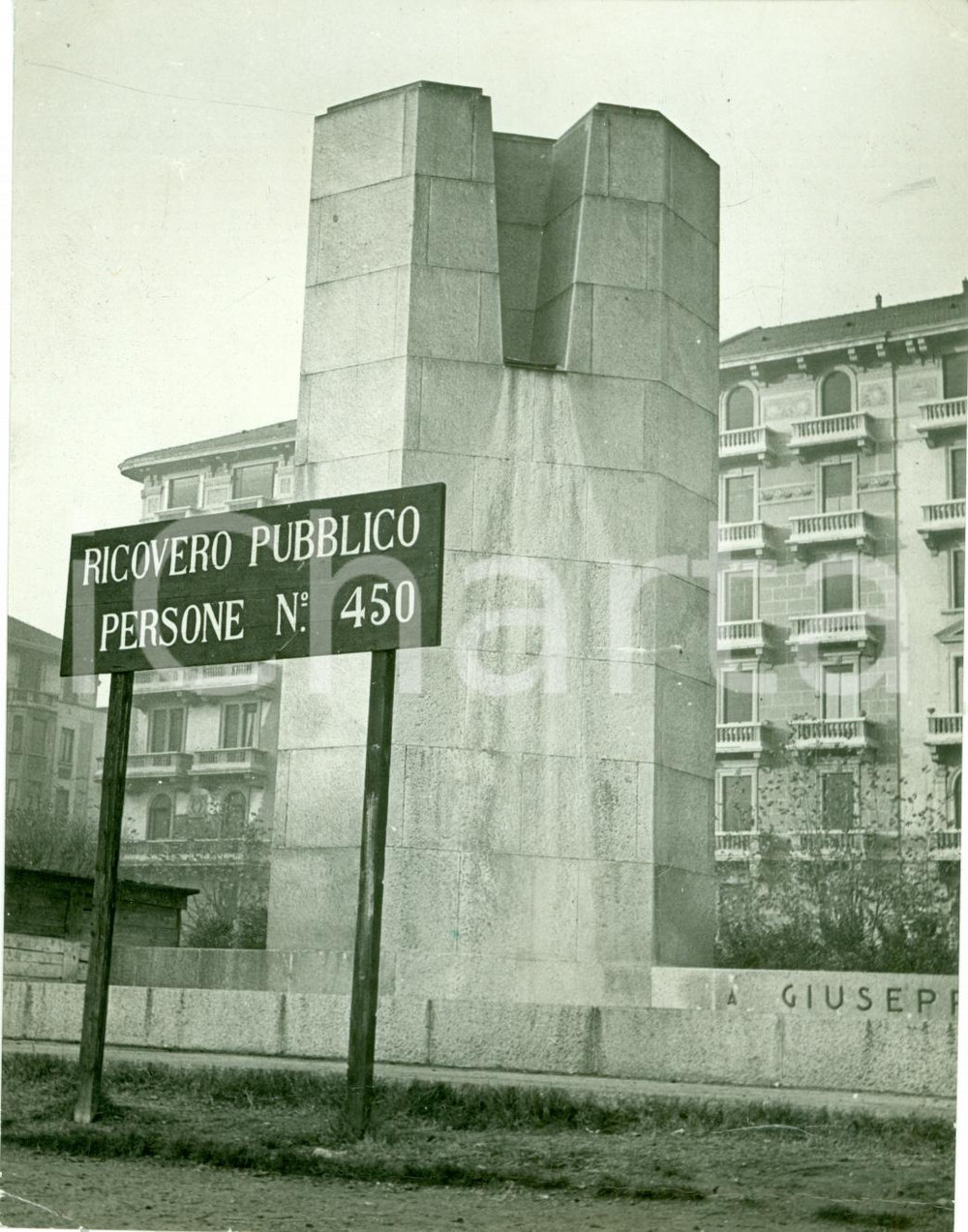 Fotografia d epoca originale 1942 MILANO WWII Ricovero bellico pubblico al Monumento a Giuseppe GRANDI Foto 1