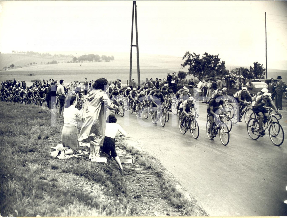 1953 CICLISMO TOUR DE FRANCE Lucien TEISSEIRE in testa al gruppo *Foto 18x13  Fotografia d'epoca con didascalia coeva.  CONDIZIONI: G  FORMATO: 18x13 cm     originale e autentica 1