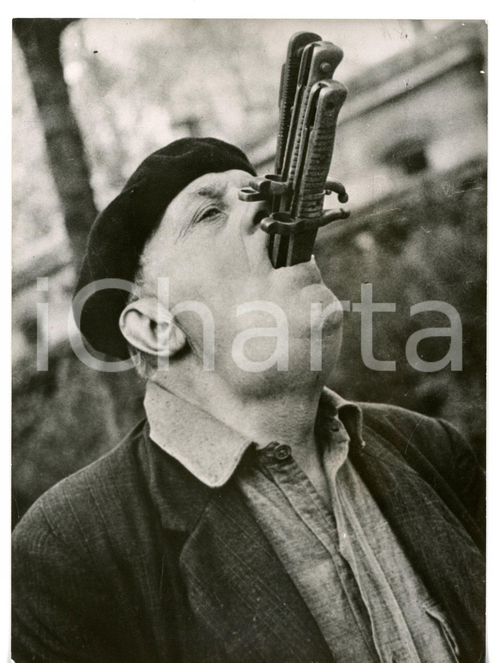 1955 ca BRUXELLES Mangiaspade BASCO si esibisce con quattro baionette *Foto  Fotografia d'epoca con didascalia coeva al verso. CONDIZIONI: GFORMATO: 13x18 cm     originale e autentica 1