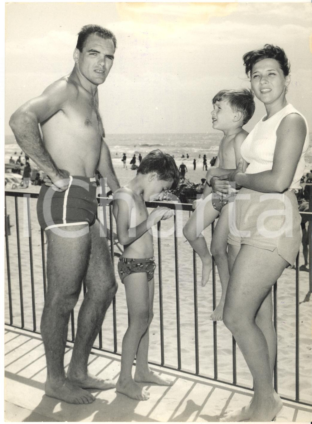 1966 JESOLO Calciatore Luis VINICIO al mare con la famiglia *Foto 13x18 cm