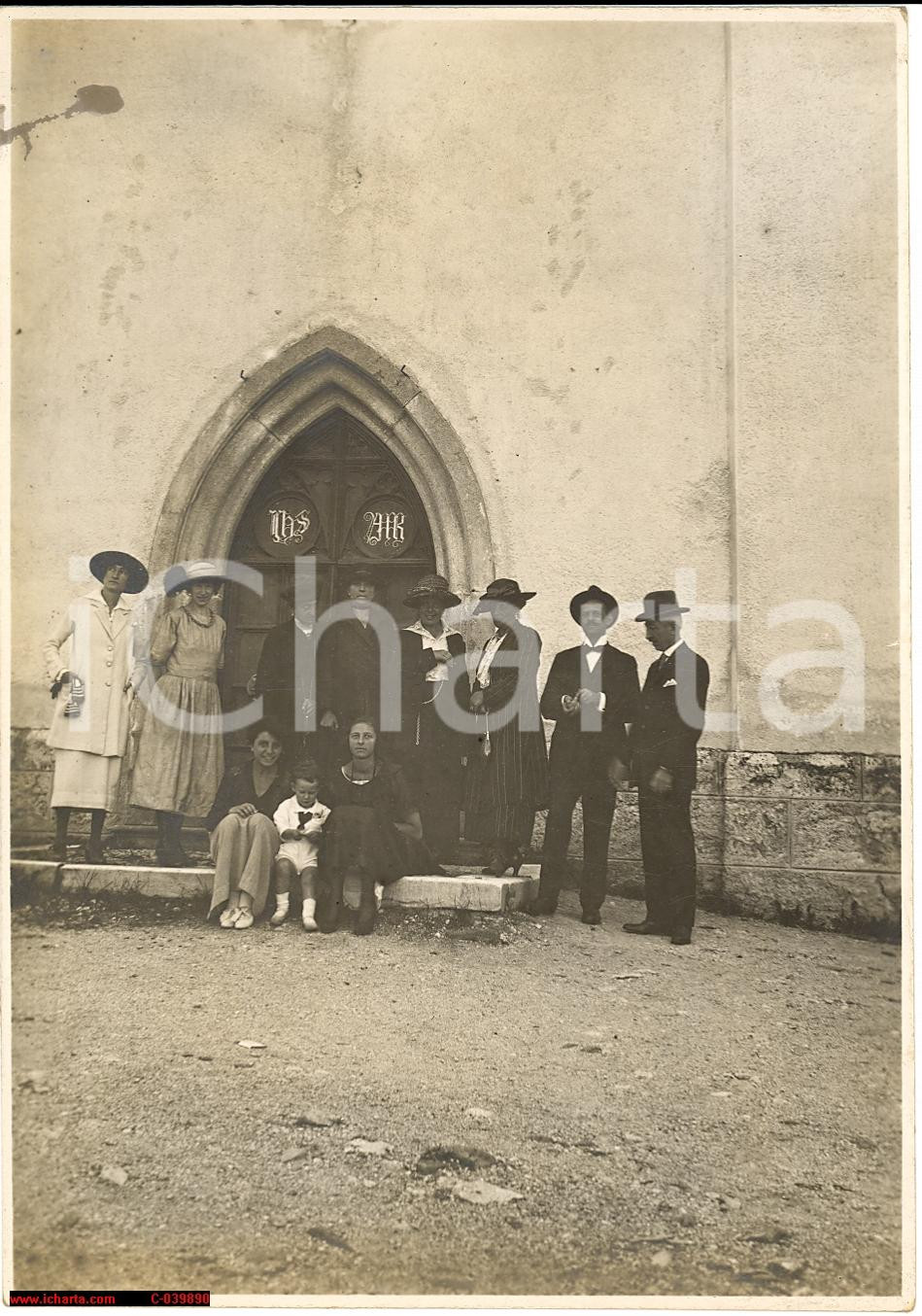 Fotografia d epoca originale 1921 SELVA GARDENA BZ Famiglia davanti alla chiesa  Foto 1