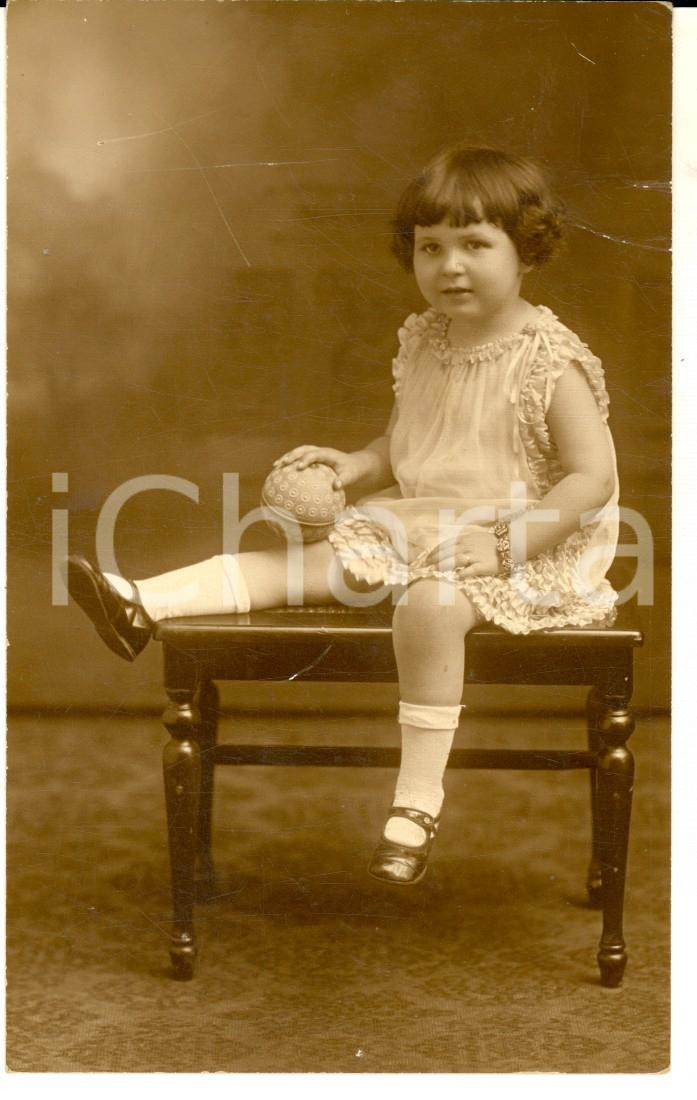 Fotografia d epoca originale 1930 ca NEW ROCHELLE NY Bambina con palla e fedina Foto cartolina BERNSTEIN 1