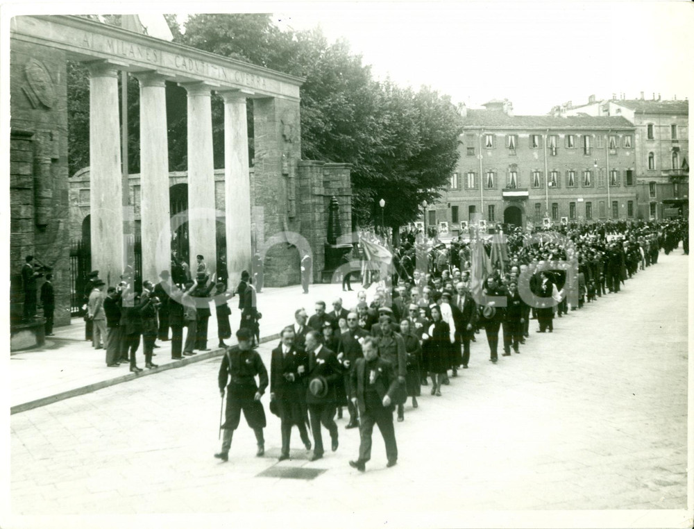 Fotografia d epoca originale 1936 MILANO Sfilata dei combattenti in Piazza SANT AMBROGIO Fotografia 1