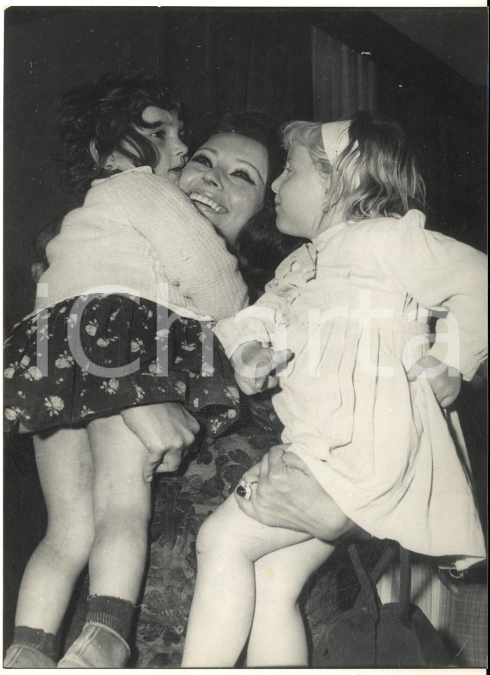 1964 NAPOLI Sophia LOREN fa beneficenza ai bimbi dopo "Matrimonio all'italiana"
