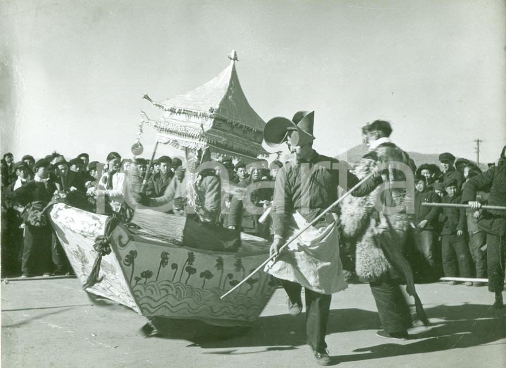Fotografia d epoca originale 1940 ca CHINA Carri in costume per CAPODANNO CINESE Fotografia 25x20 cm 1