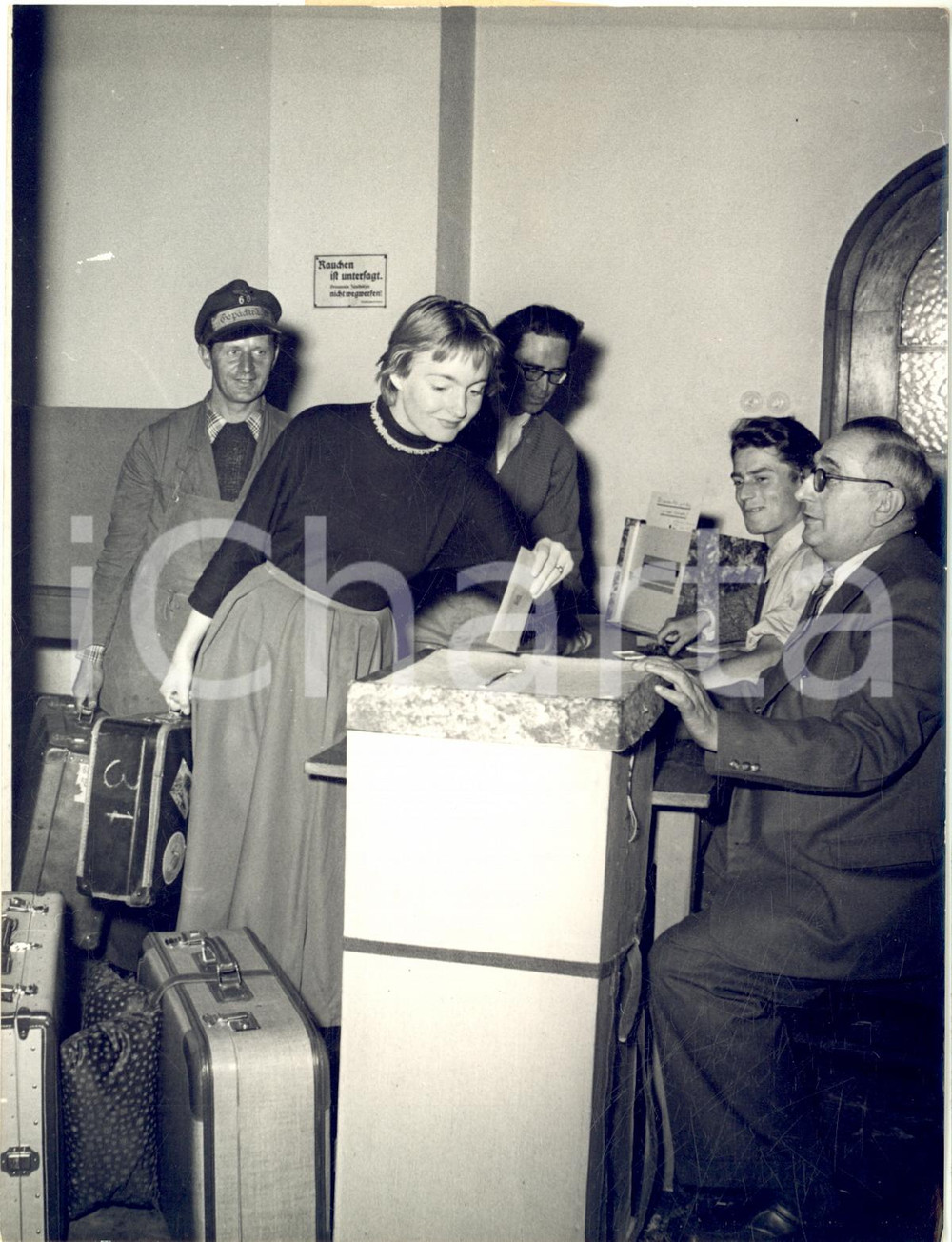 1953 MUNICH Natives of Germany living abroad cast their votes - Photo 15x20