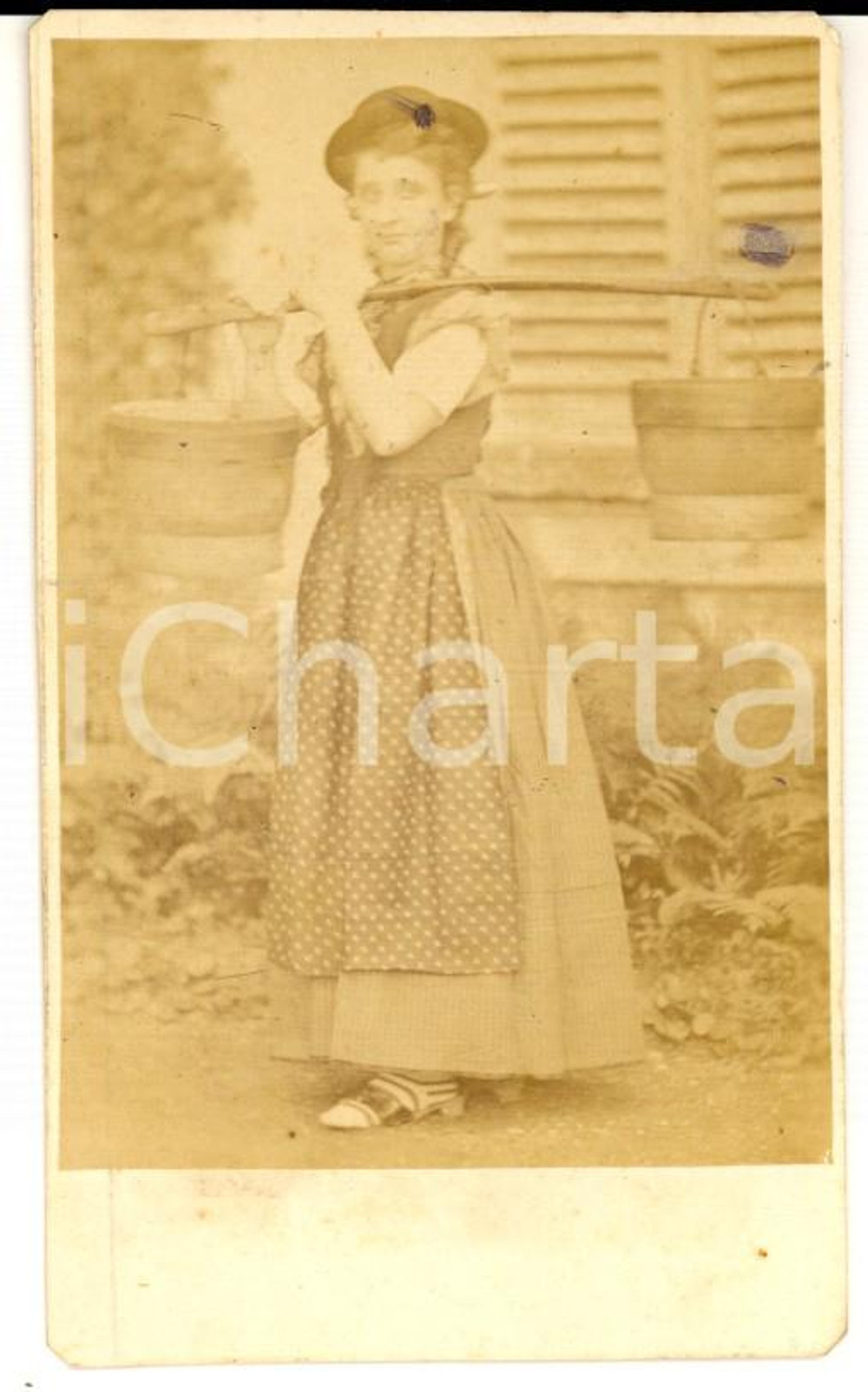 Fotografia d epoca originale 1870 ca AREA AUSTRIACA Giovane contadina trasporta un secchio Foto VINTAGE 1