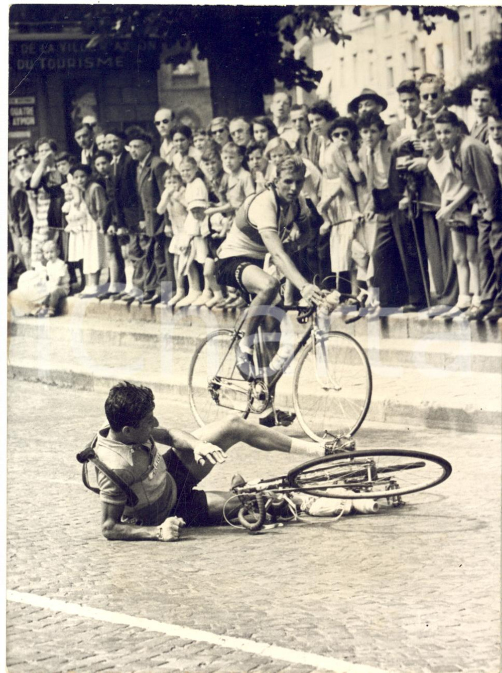 1955 CYCLISME TOUR DE FRANCE Chute de Raymond REISSER au ravitaillement *Photo