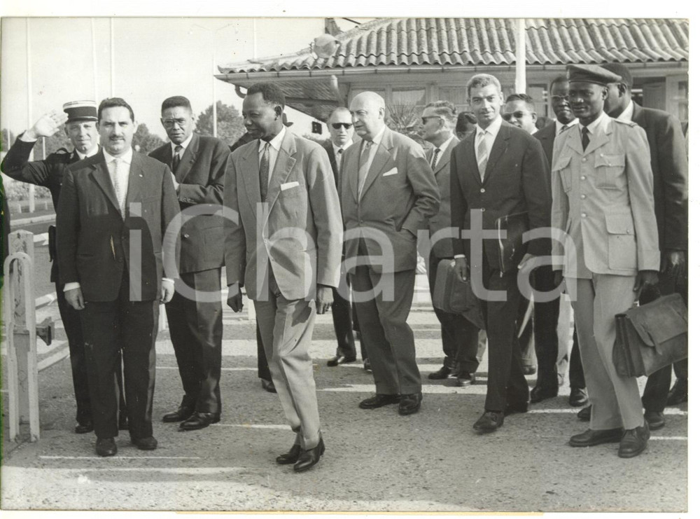 1960 PARIS Presidente del SENEGAL Mamadou DIA all'arrivo in aeroporto *Foto 