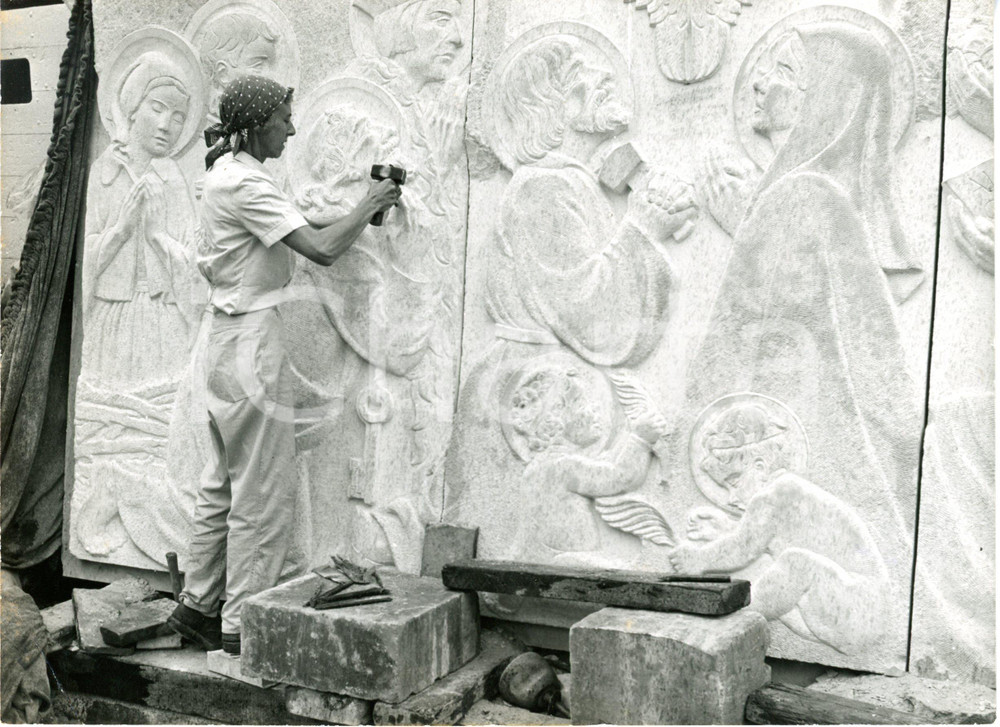 1960 LONDON - Rosamund FLETCHER working on his sculpture on a bombed site *Photo